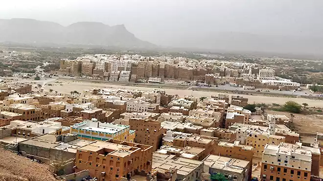 تتميز مدينة شبام اليمنية القديمة في محافظة حضرموت بأبنيتها المتصالحة مع البيئة